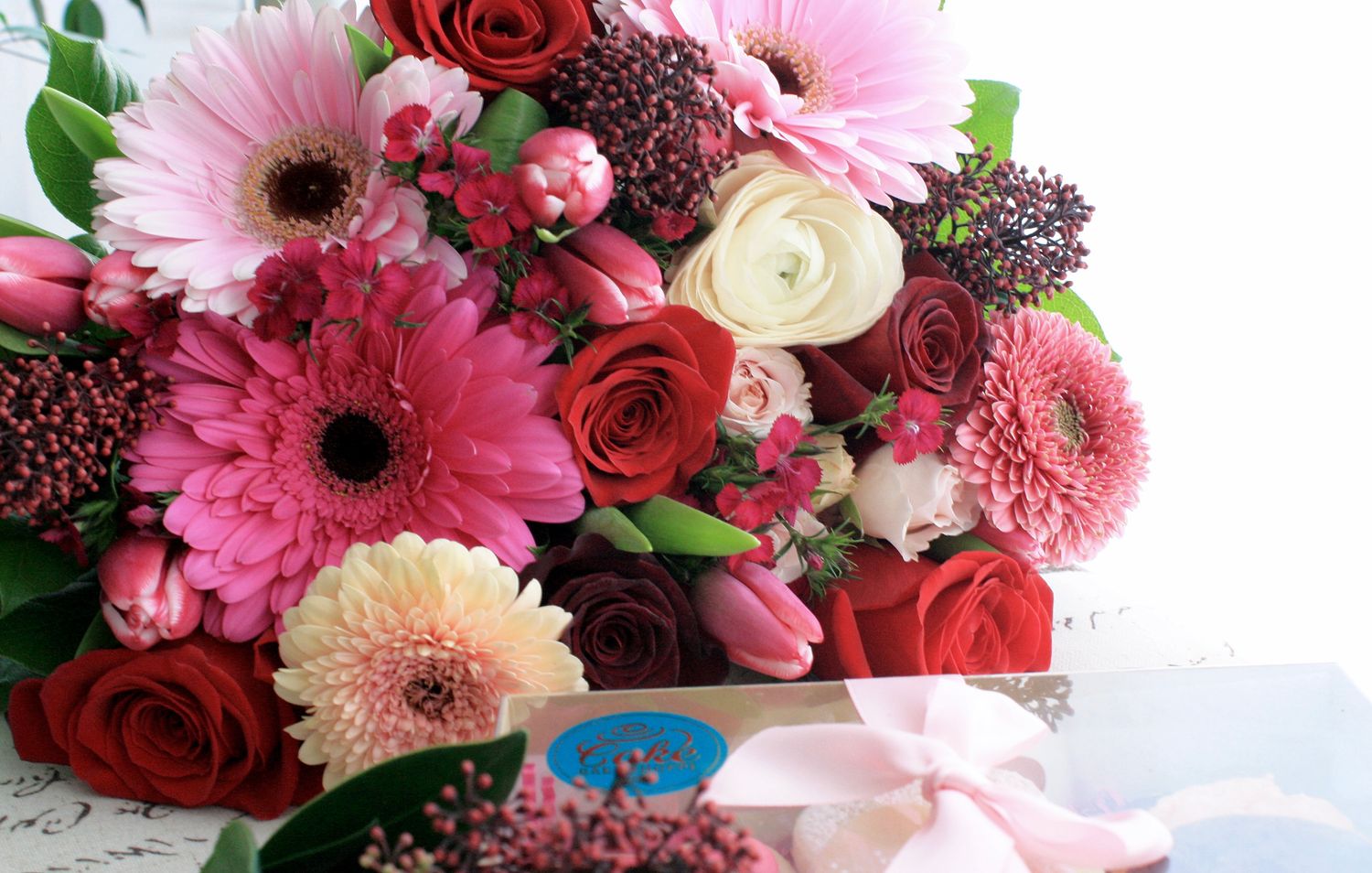 Woman Flower Bouquet Head Feminine Wall Art - Red 10 – Kuns Klik Peaceful Warrior Floral Bouquetレディースグラフィックレーサーバックタンク カラー: レッド