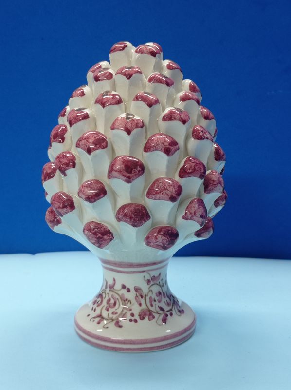 Pigna ornamentale che, nella tradizione contadina adornava la camera  degli sposi, come simbolo di fertilità. Altezza 15 cm.