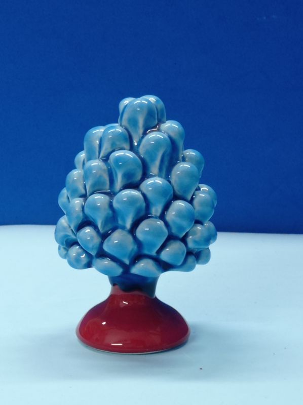 Pigna ornamentale che, nella tradizione contadina adornava la camera  degli sposi, come simbolo di fertilità. Altezza 10 cm.