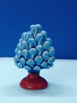 Pigna ornamentale che, nella tradizione contadina adornava la camera  degli sposi, come simbolo di fertilità. Altezza 10 cm.