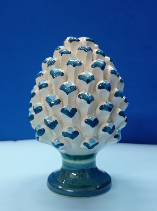 Pigna ornamentale che, nella tradizione contadina adornava la camera  degli sposi, come simbolo di fertilità. Altezza 15 cm.