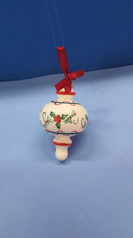 Pallina tonda con punta ad anelli, diam. 8 cm., dipinta a mano, decori assortiti a scelta.