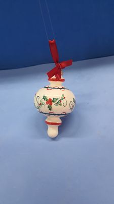 Pallina tonda con punta ad anelli, diam. 8 cm., dipinta a mano, decori assortiti a scelta.