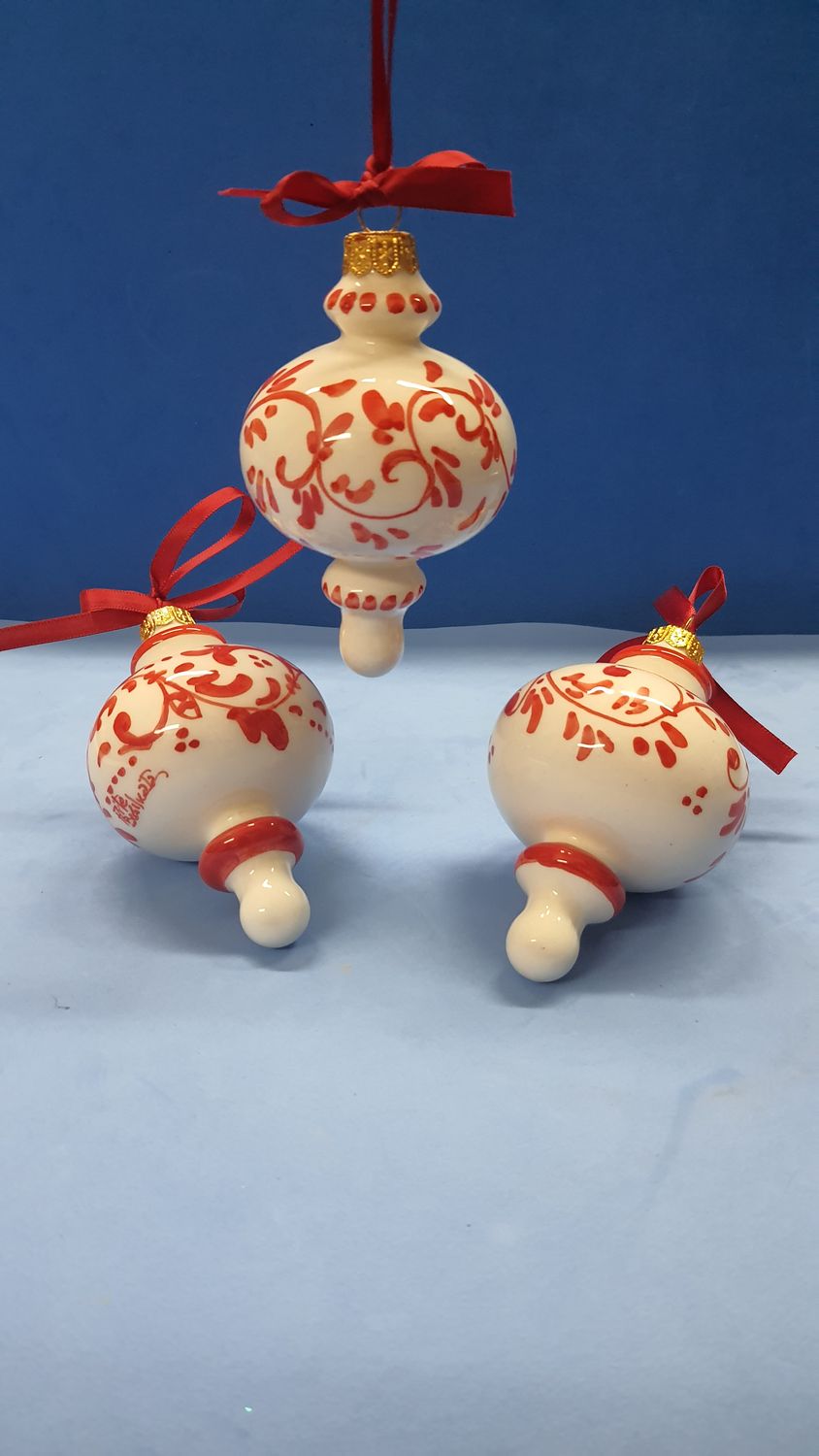 Tris di palline a forma di anelli, diametro 8 cm., dipinte a mano