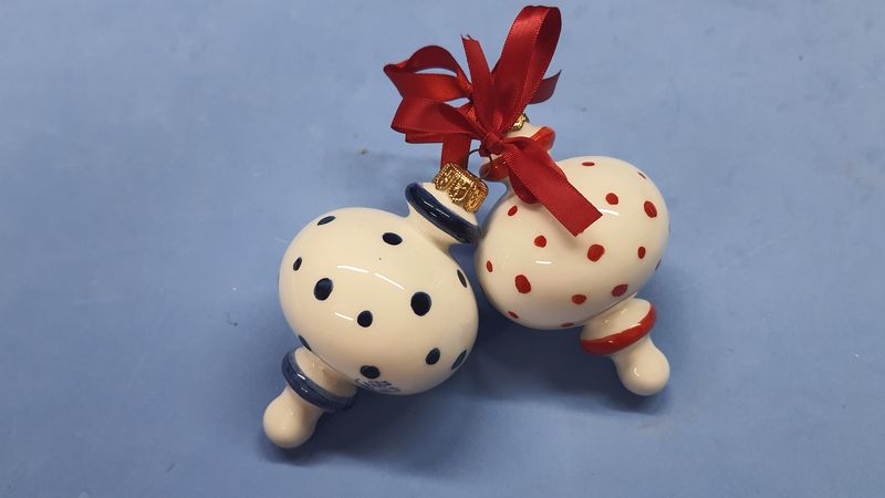 Palline accoppiate, a forma di anelli, diametro 8 cm. dipinte a mano