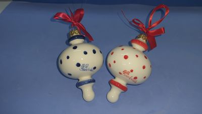 Palline accoppiate, a forma di anelli, diametro 8 cm. dipinte a mano