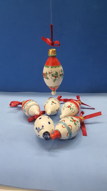 Pallina lunga ovale, h. 10 cm., tema agrifoglio, decori assortiti, prezzo per pallina