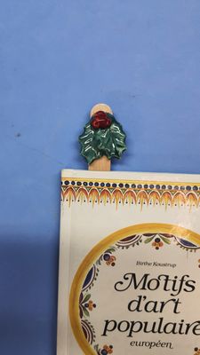 Segnalibro con testa in ceramica tema agrifoglio