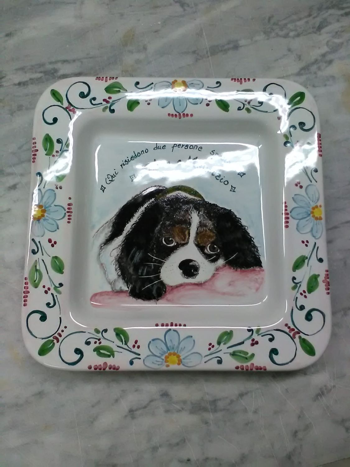 Piatto quadrato con riproduzione del proprio cane, a scelta, previo invio foto.