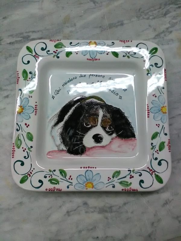 Piatto quadrato con riproduzione del proprio cane, a scelta, previo invio foto.