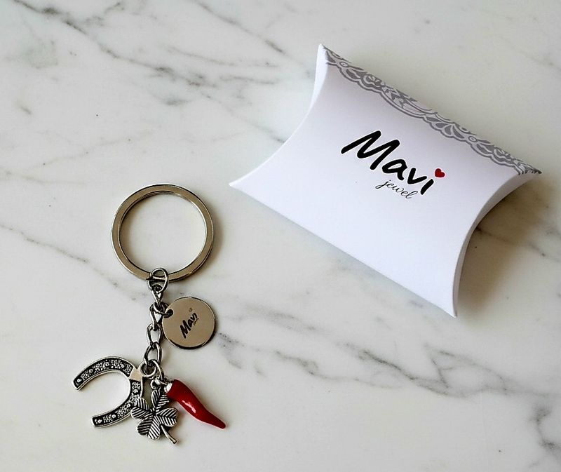 Portachiavi con corno portafortuna e quadrifoglio