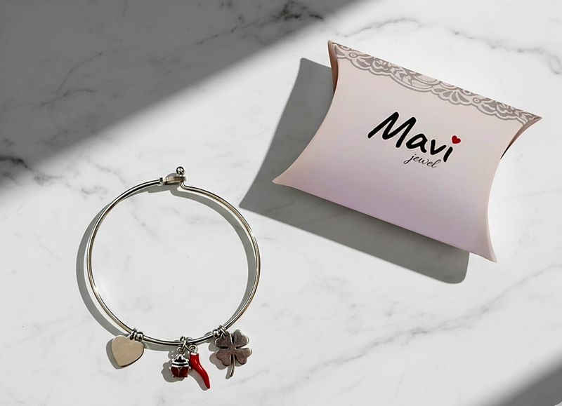 Bracciale donna rigido con corno portafortuna e cuore sacro