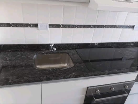 Mesada en granito con pileta simple y traforo de anafe