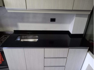 Mesada con pileta simple y zócalos