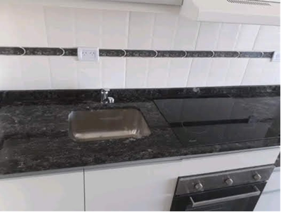 Mesada en granito con pileta simple y traforo de anafe