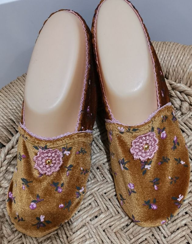 Chaussons Moutarde/Petites roses