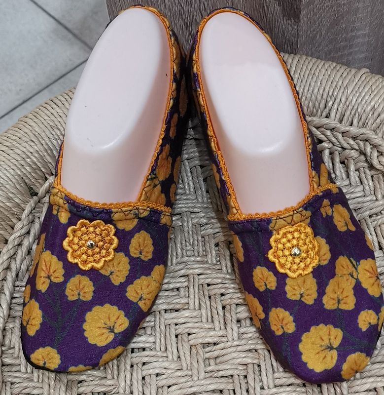 Chaussons Violets Petites fleurs moutarde