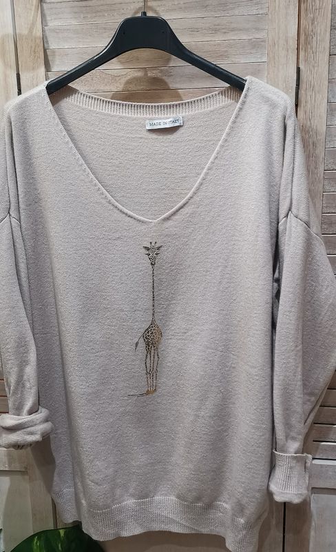 Pull beige avec girafe dorée