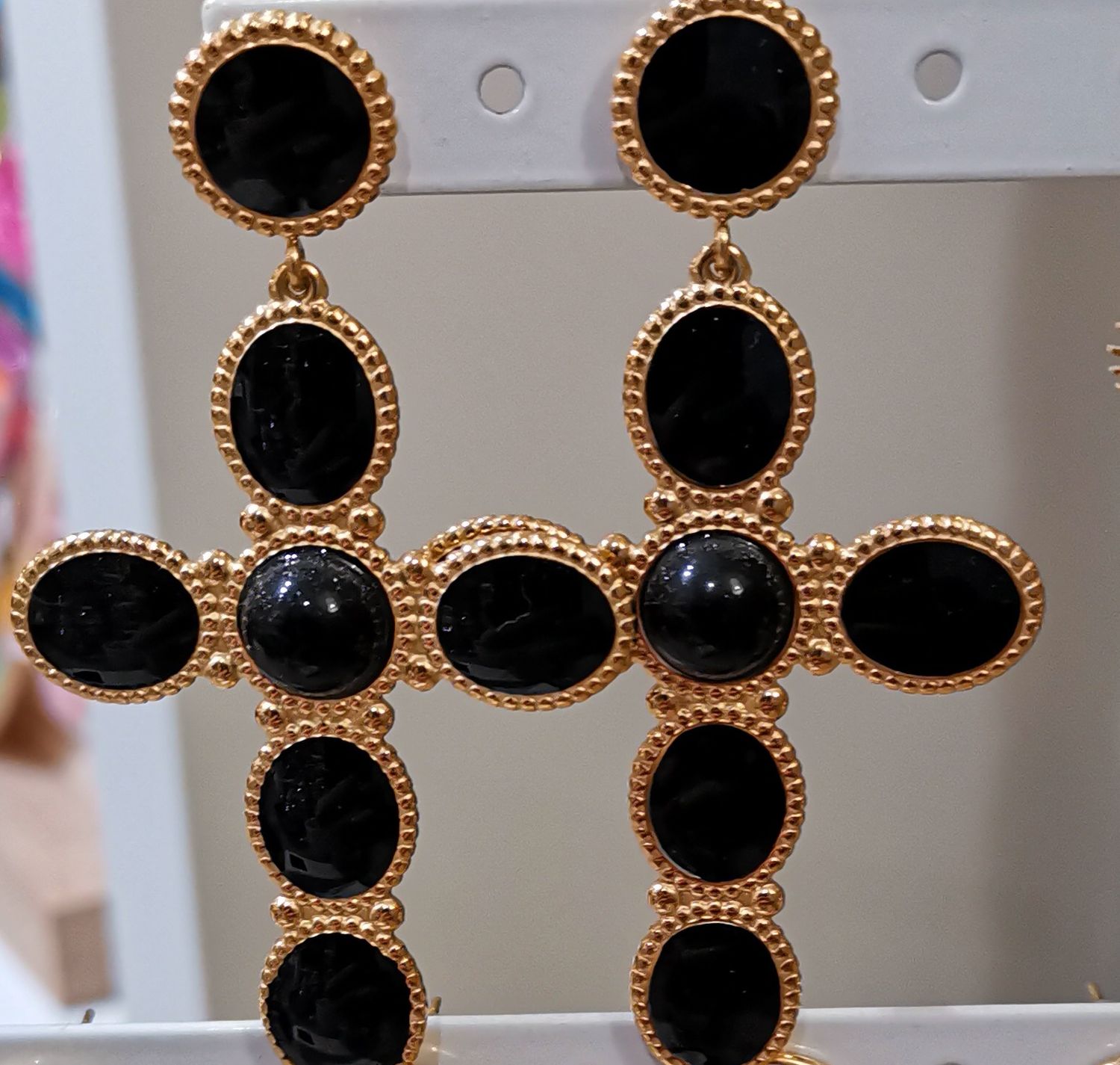 Boucles d&#39;oreilles en forme de croix, noires et dorées