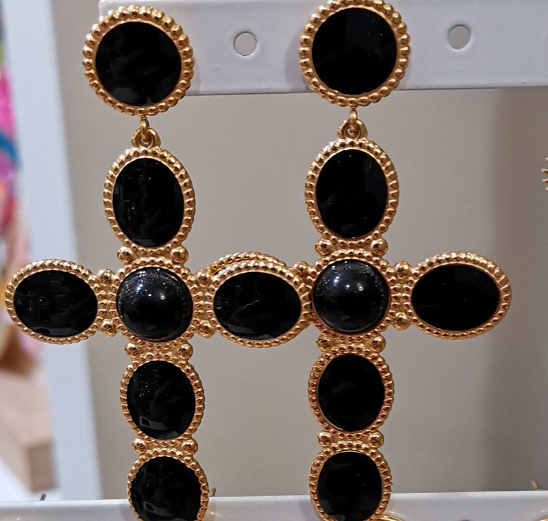 Boucles d&#39;oreilles en forme de croix, noires et dorées