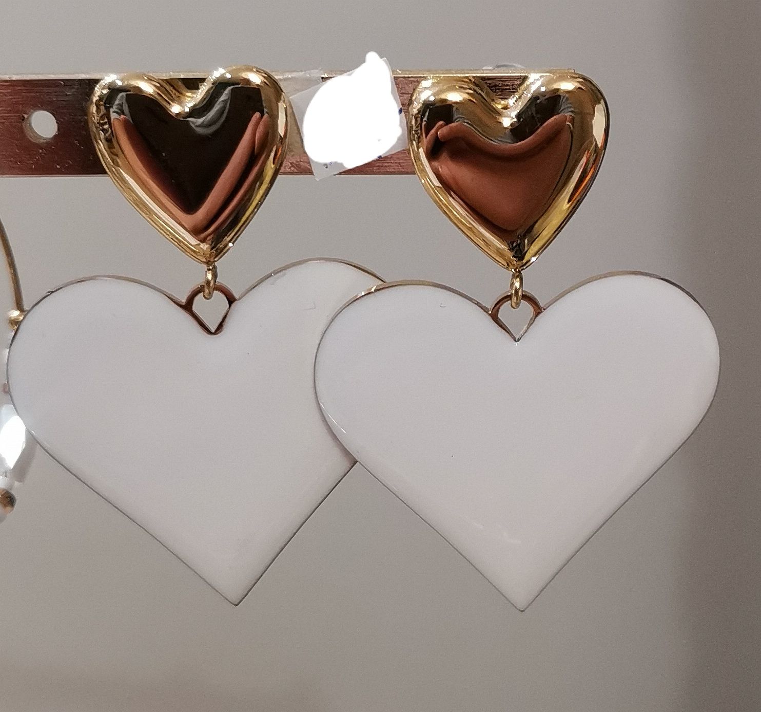 Boucles d&#39;oreilles en acier inoxydable, cœurs blancs et dorés