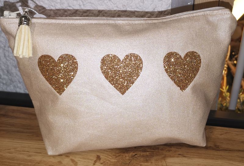 Trousse à maquillage beige nacré et ses petits cœurs dorés