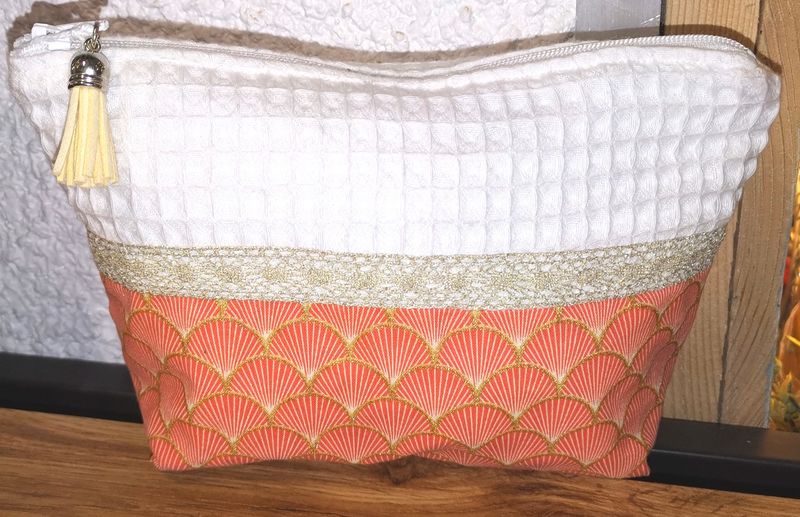 Trousse à maquillage blanche et orange