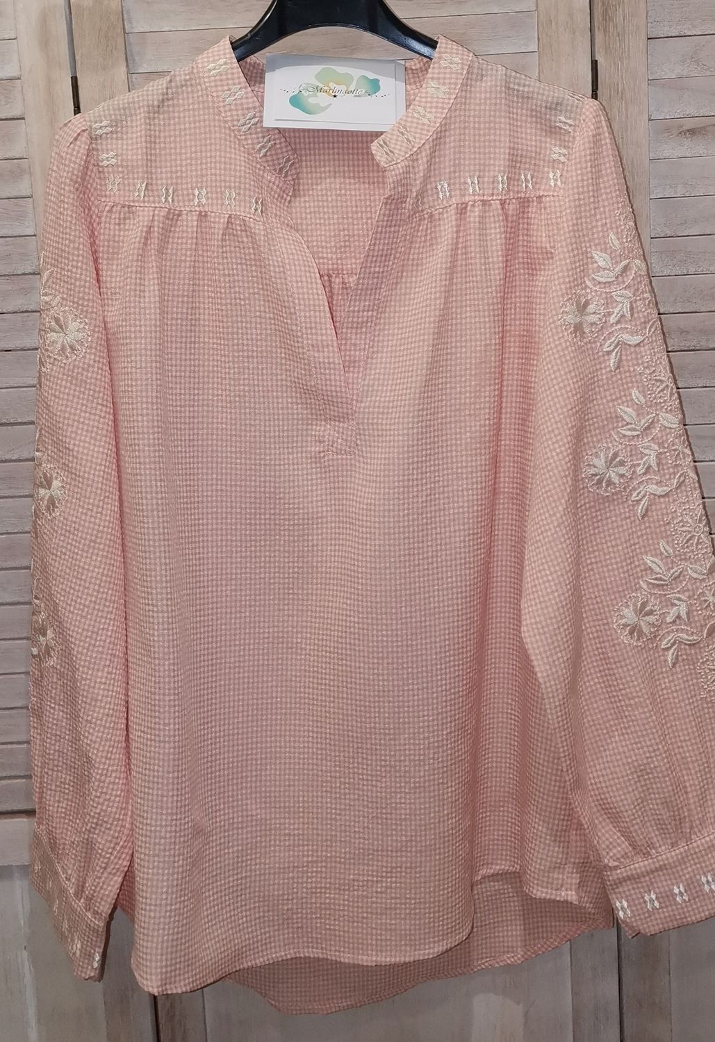 Chemisier vichy corail et blanc avec ses jolies broderies