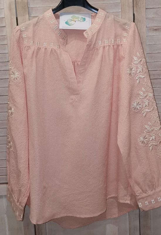 Chemisier vichy corail et blanc avec ses jolies broderies