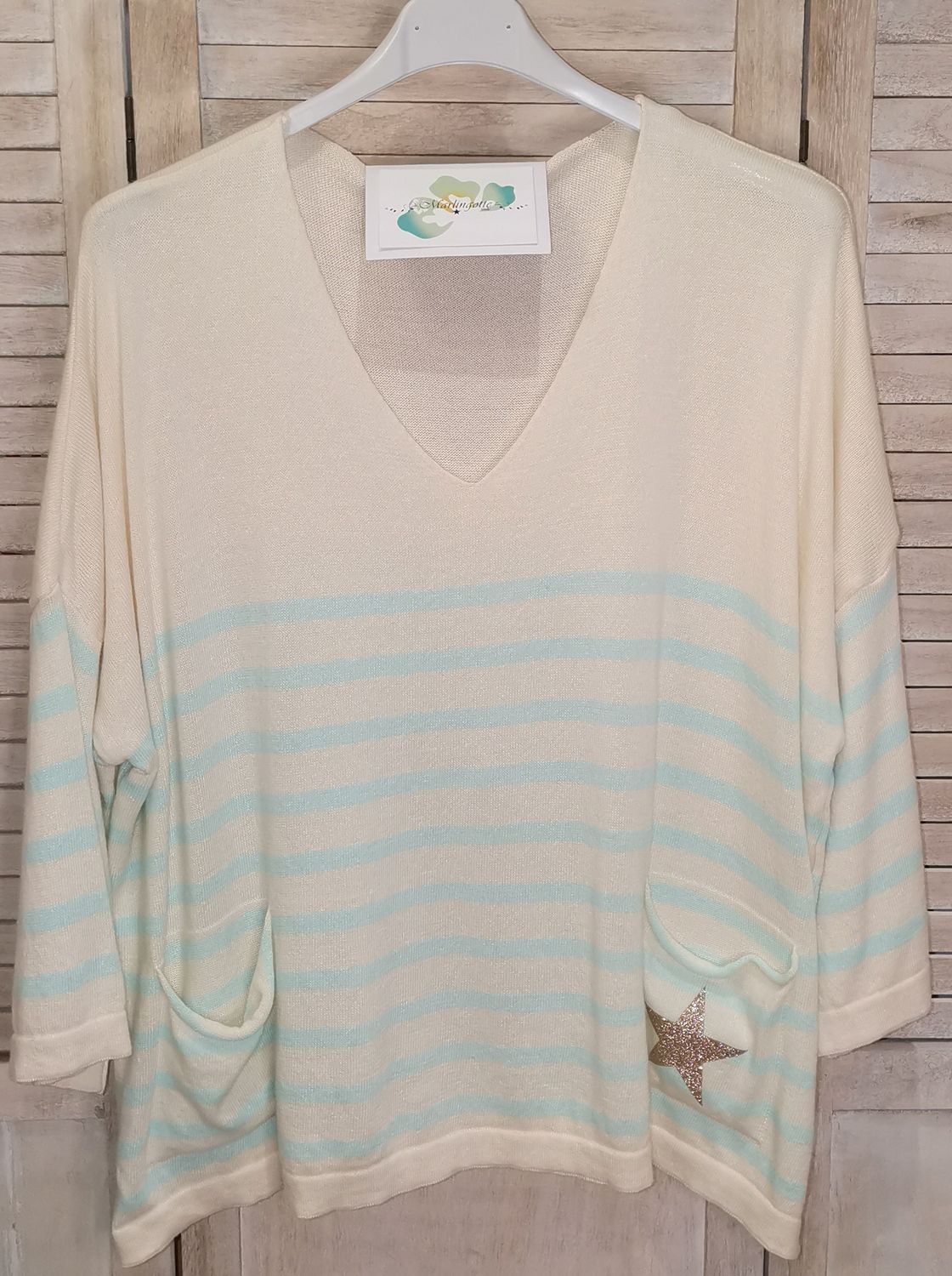Pull beige à rayures bleues
