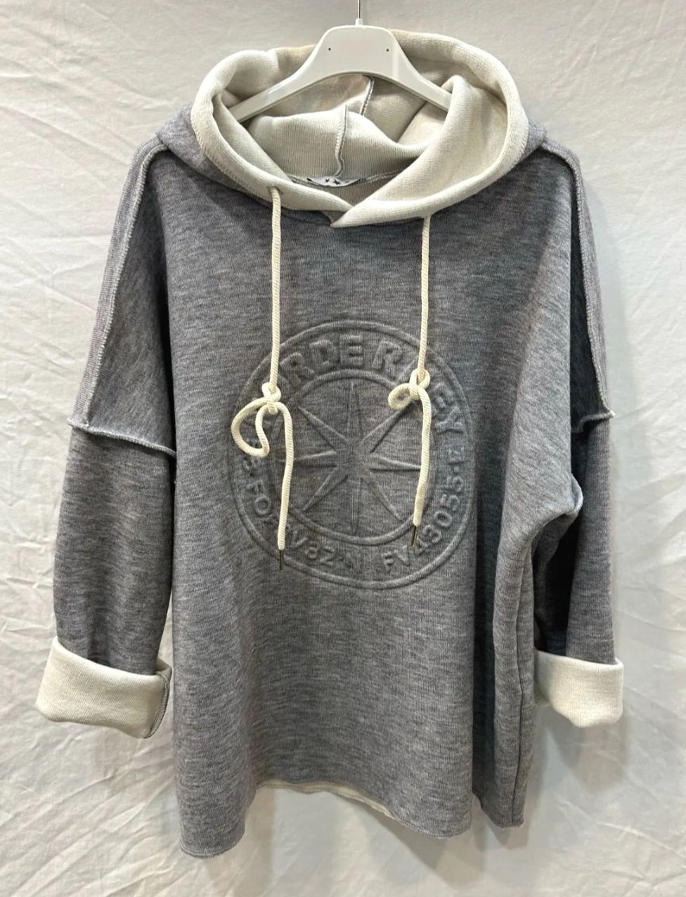 Sweat bicolore gris et beige à capuche