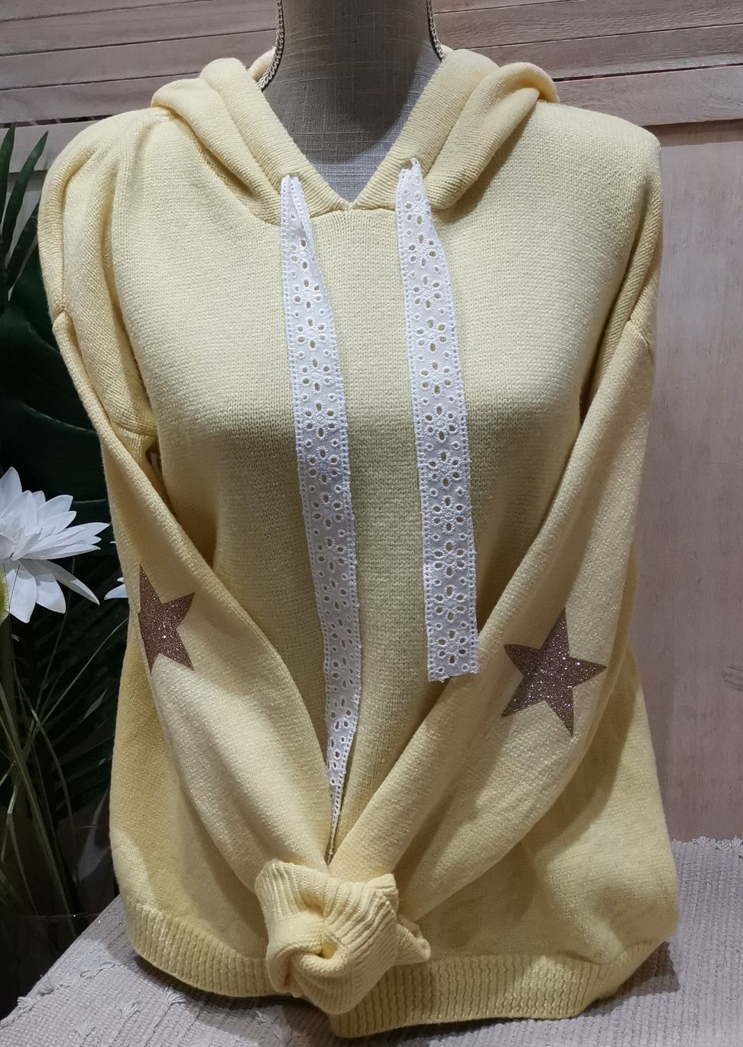 Pull à capuche jaune