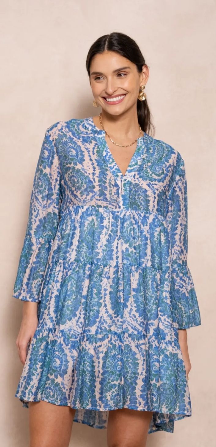 Robe bleue et verte à motifs