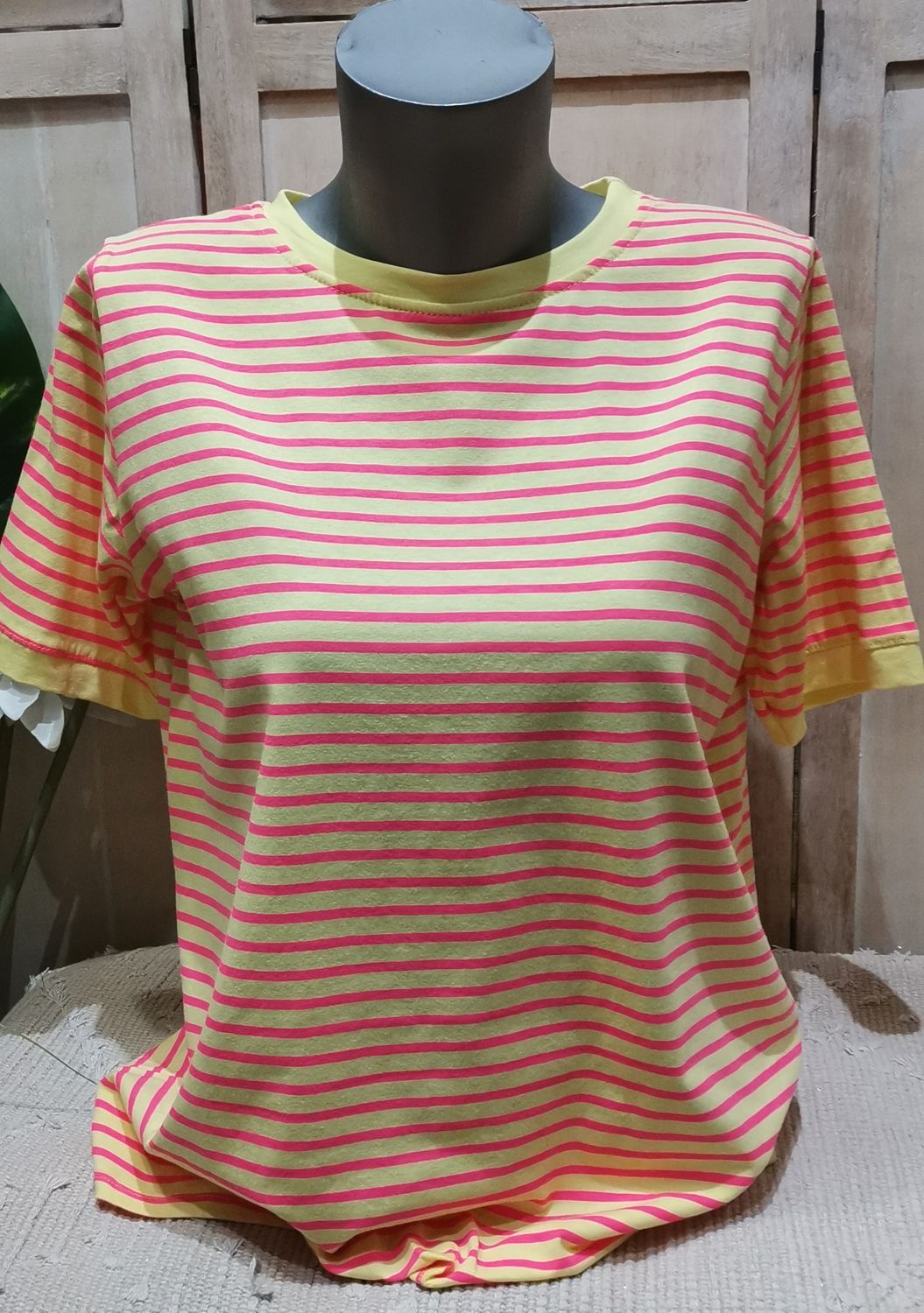 T-shirt à rayures jaune et rose