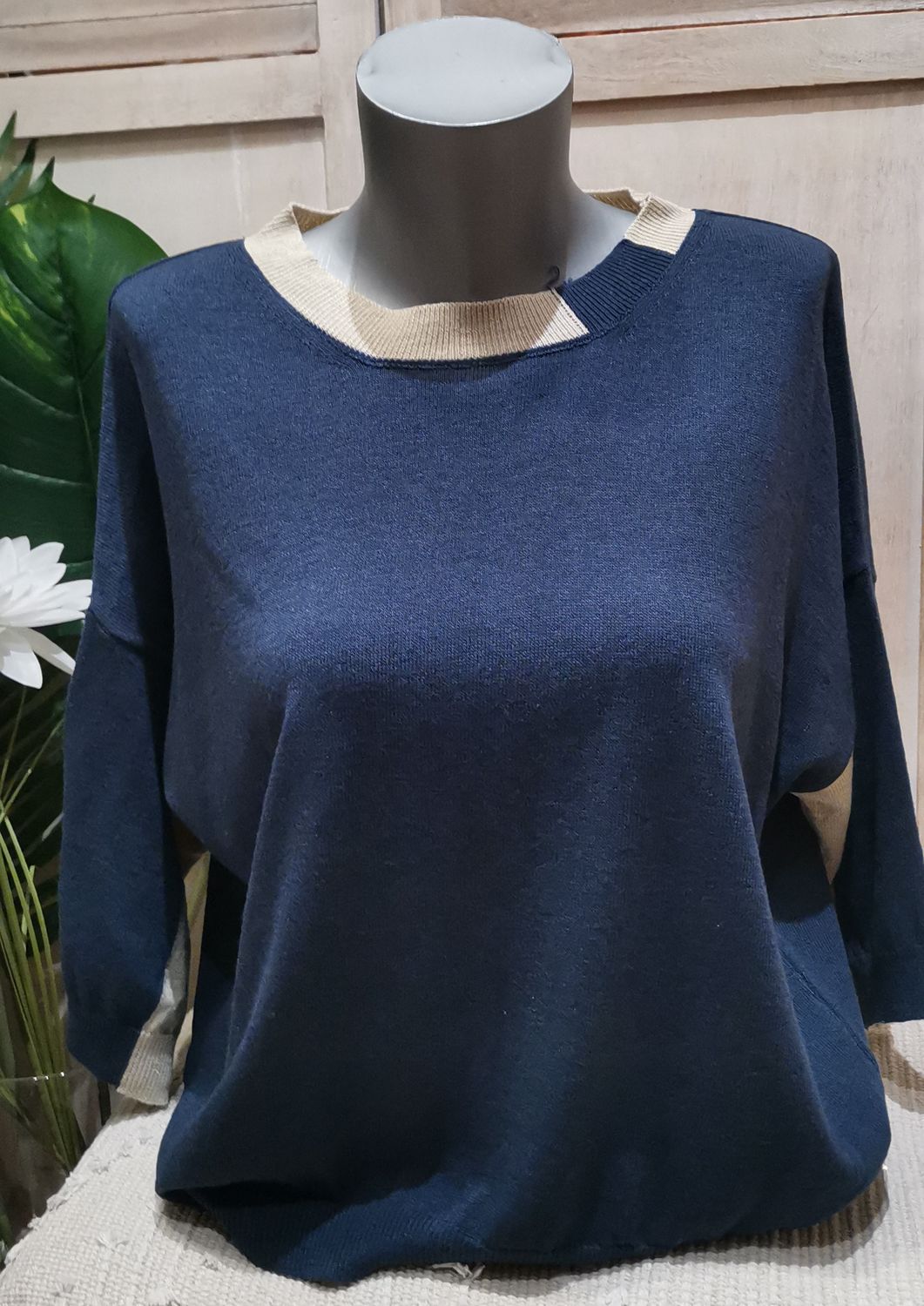 Pull fin bleu marine et beige