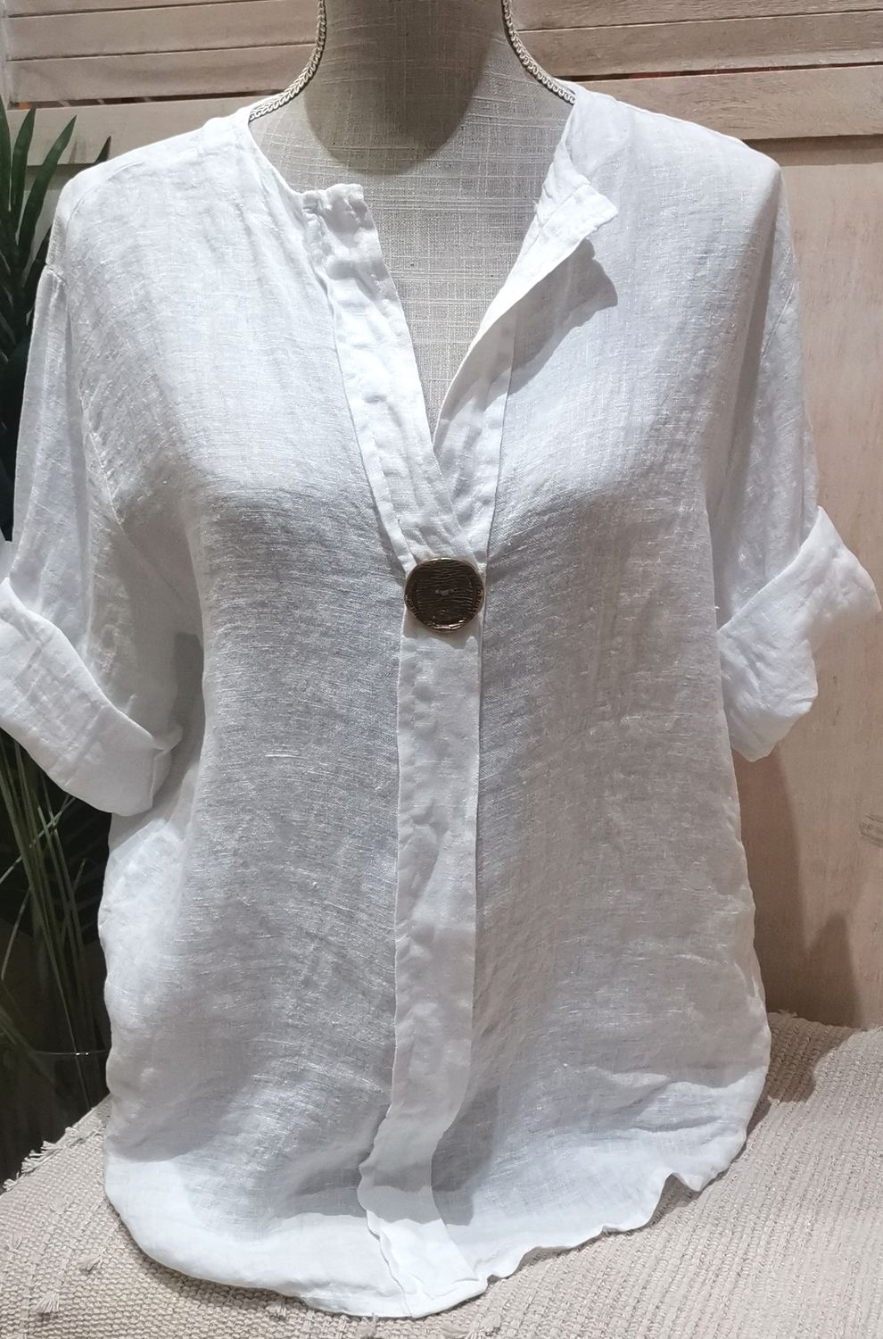 Chemise blanche avec son joli bouton en métal