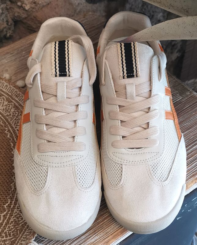 Baskets beige et orange