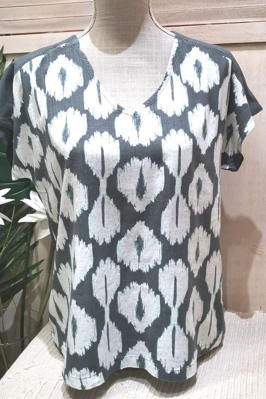Top fond gris à motifs