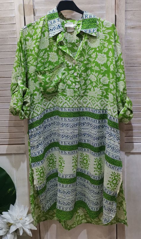 Chemise mi-longue, verte à motifs