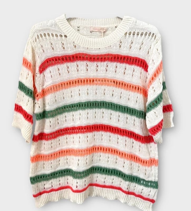 Pull à rayures sur fond beige