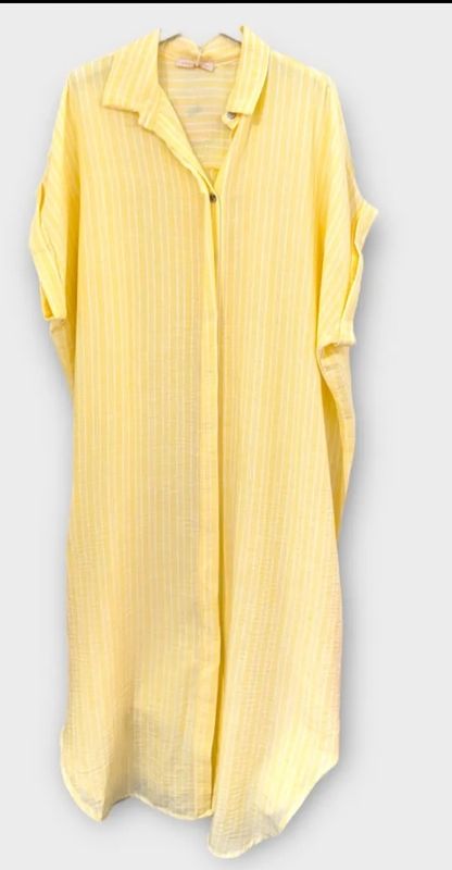 Robe à rayures jaunes et blanches