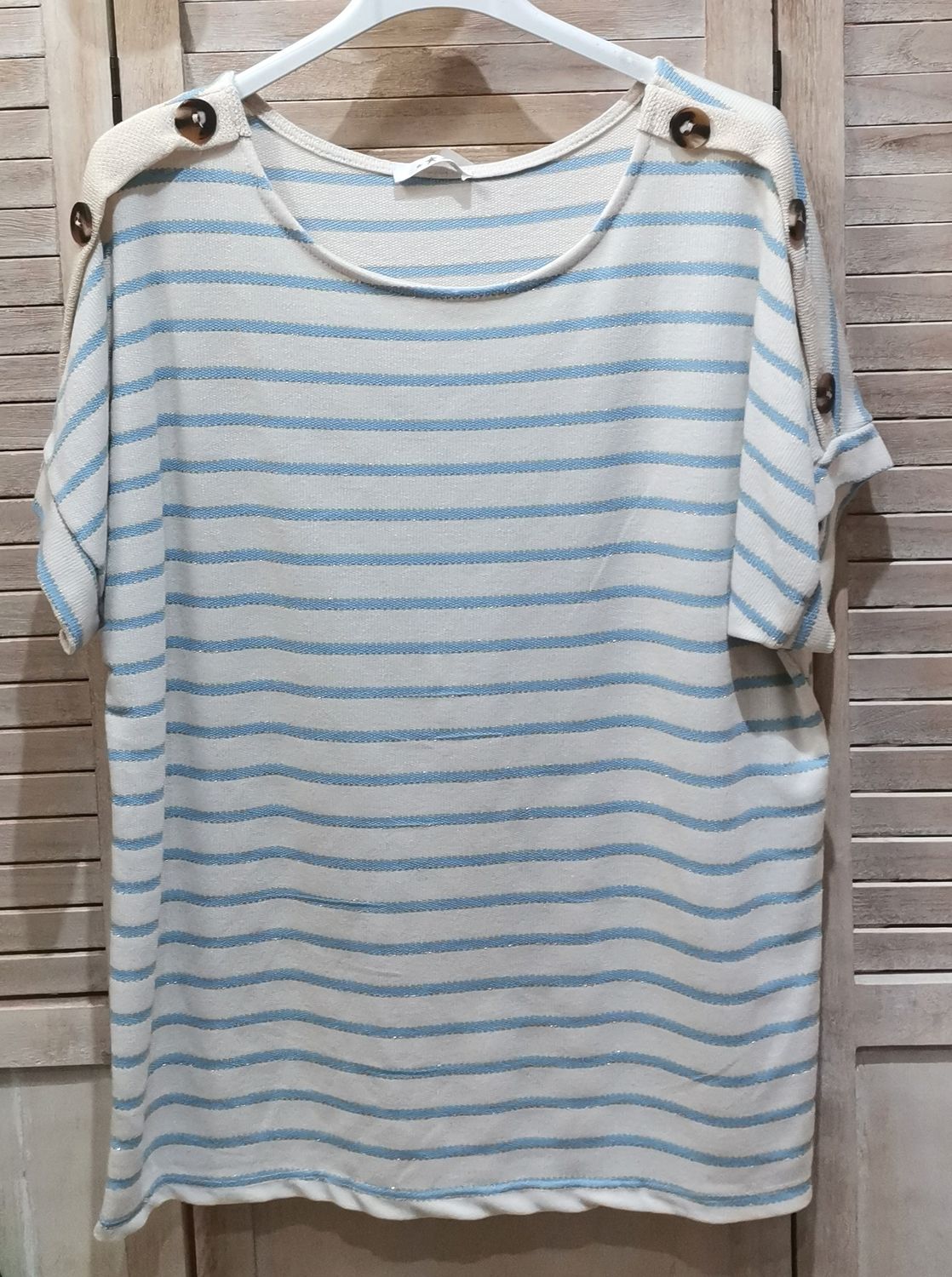 T-shirt beige à rayures bleues ciels avec un petit liseret doré