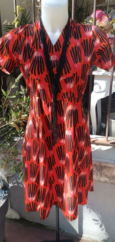 Robe de créatrice à motifs orange et noir