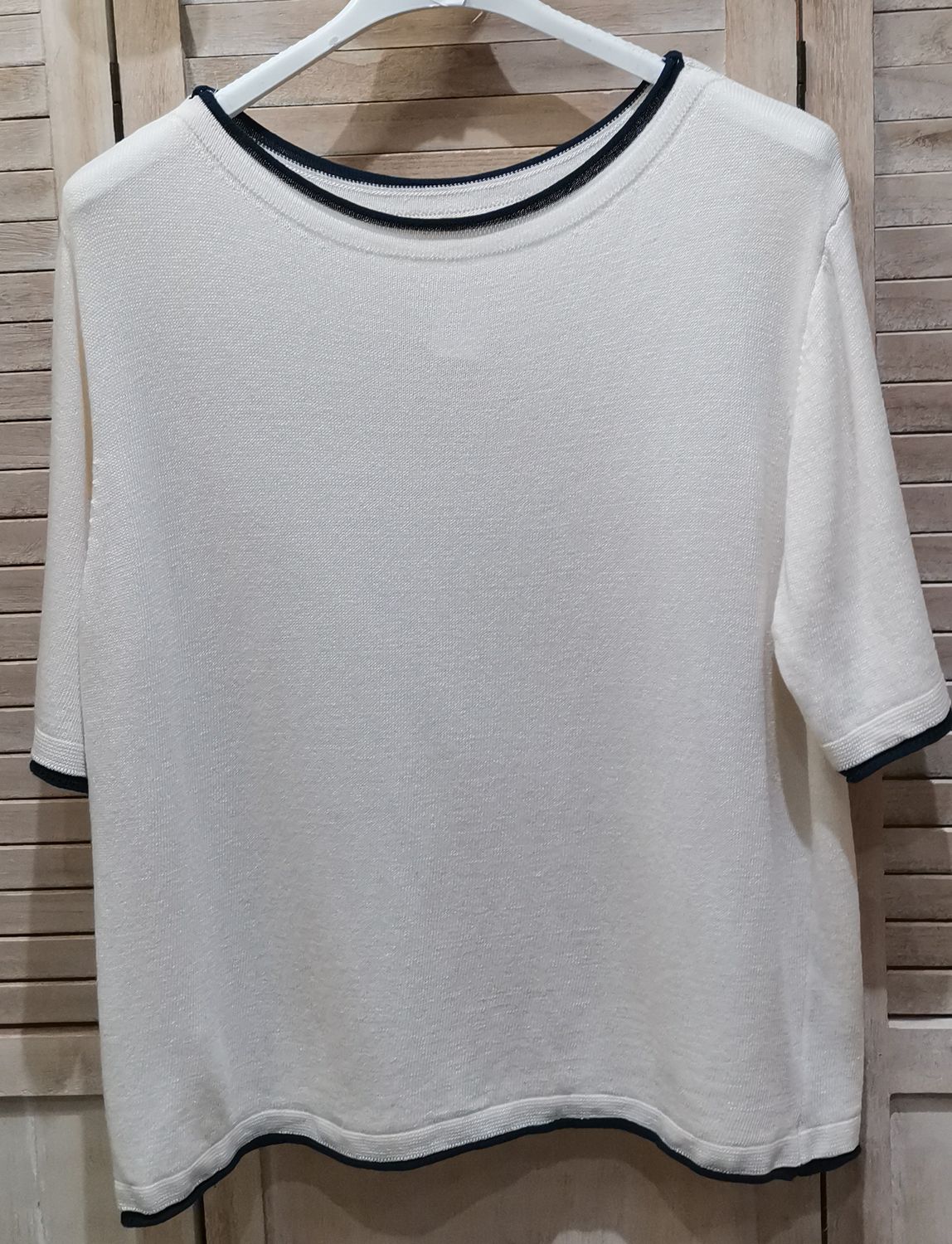 Pull crème avec son liseret bleu marine