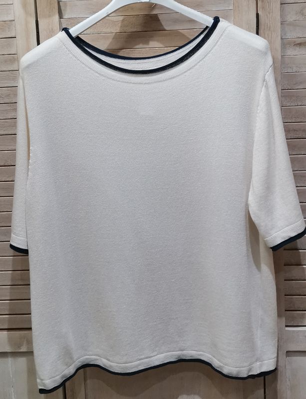 Pull crème avec son liseret bleu marine
