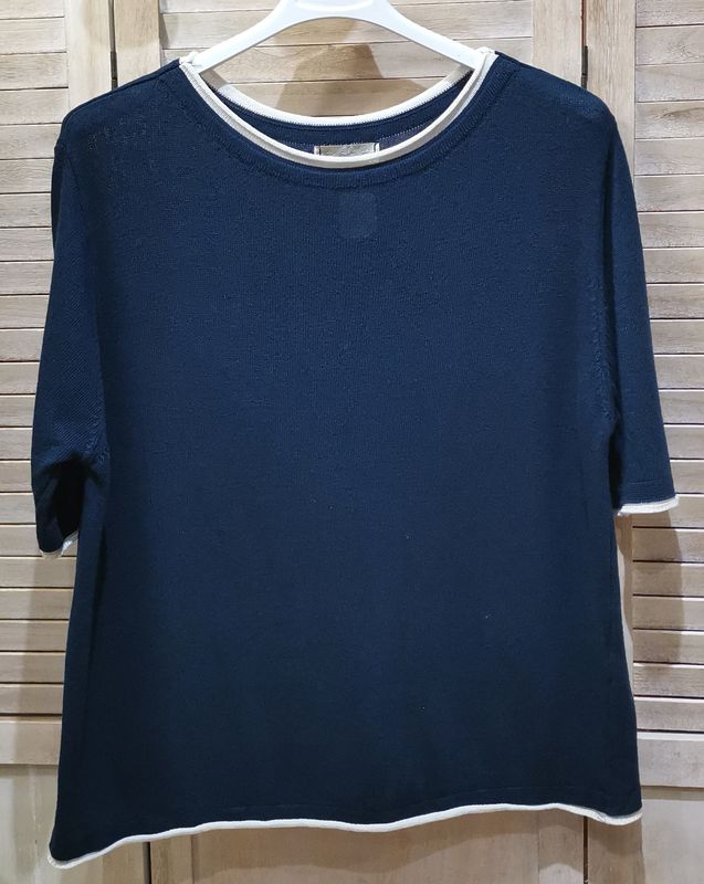 Pull bleu marine avec son liseret blanc