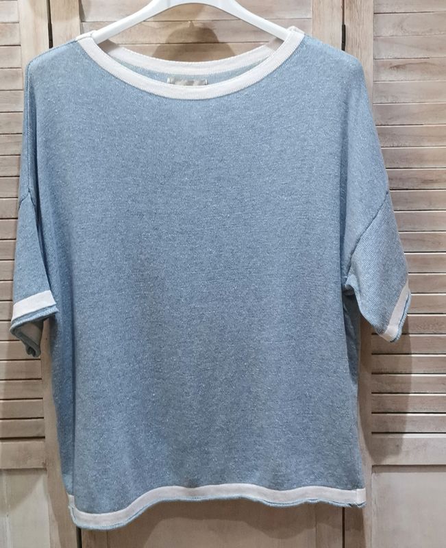 Pull bleu ciel et sa bordure blanche