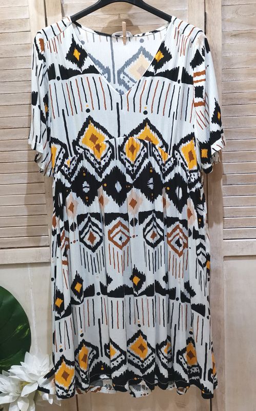 Robe blanche à motifs