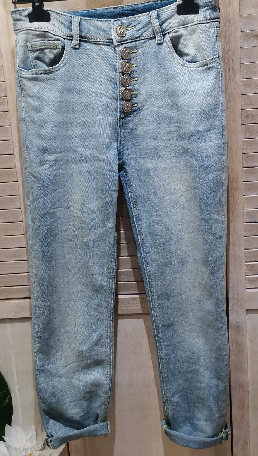 Jeans clair à  boutons metal