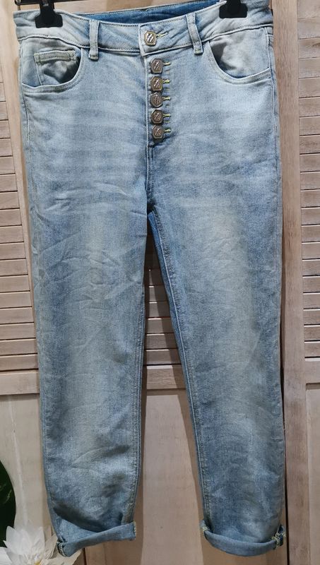 Jeans clair à  boutons metal